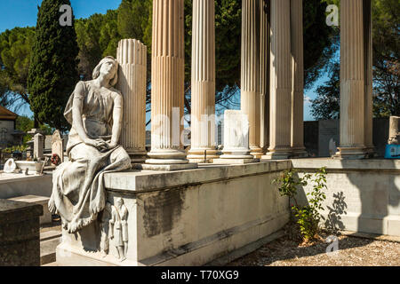 Statue von Frau suchen himmelwärts in jüdischer Friedhof (cimitiere du Chateau) in Nizza Frankreich Stockfoto