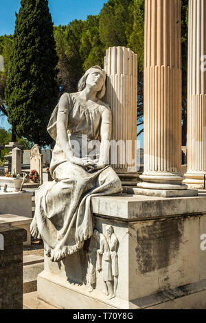 Statue von Frau suchen himmelwärts in jüdischer Friedhof (cimitiere du Chateau) in Nizza Frankreich Stockfoto