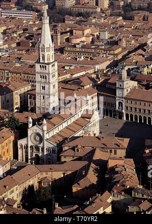 Modena: veduta Aerea di Piazza Grande con Il Duomo, La Ghirlandina (La Torre campanaria) e il Municipio con la Torre Civica. [ENG] Modena: Antenne vie Stockfoto