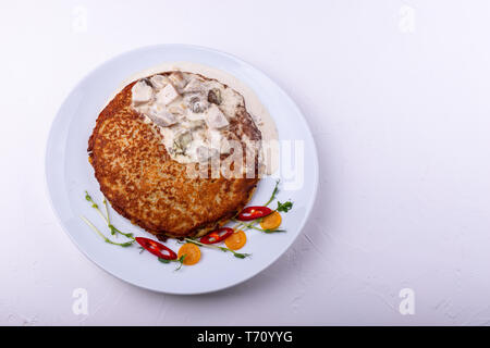 Kartoffelpuffer in Weiß Pilzsauce. Draniki - reibekuchen. Kartoffelpuffer auf weißem Hintergrund. Stockfoto