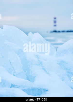 Leuchtturm am Steg am See im Winter Stockfoto