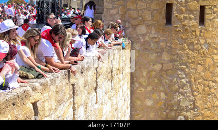 Caravaca de la Cruz, Spanien, 2. Mai 2019: Leute beobachten Caballos Del Vino Rennen vom Schloss in Caravaca de la Cruz, Murcia, Spanien Stockfoto