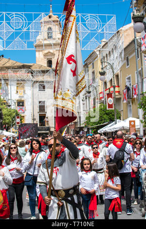 Masse der Leute an der Spanischen Traditionen, Kultur der Caballos Del Vino oder Wein Pferde in Caravaca de la Cruz, in Murcia, Spanien am 2. Mai 2019. Stockfoto