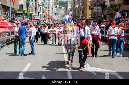 Caravaca de la Cruz, Spanien, 2. Mai 2019: Pferd bei Caballos Del Vino, Caravaca de la Cruz, Murcia, Spanien vorgeführt werden Stockfoto