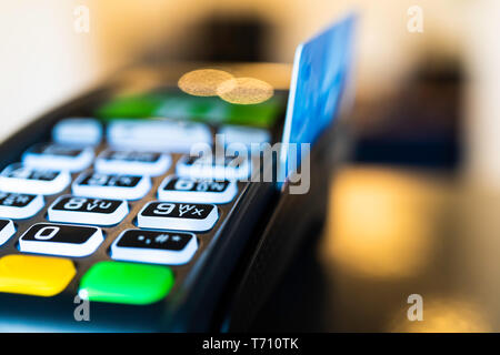 Kreditkarte Maschine mit Karte durch es durchgezogen wird, Stockfoto