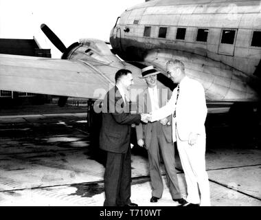 Volle Länge Portrait von Hugh Latimer Dryden und John F Sieg durch Ingenieur Henry Reid am Langley Memorial Aeronautical Laboratory (LMAL) in Hampton, Virginia, 8. September 1947 begrüßt. Mit freundlicher Genehmigung der Nationalen Luft- und Raumfahrtbehörde (NASA). () Stockfoto