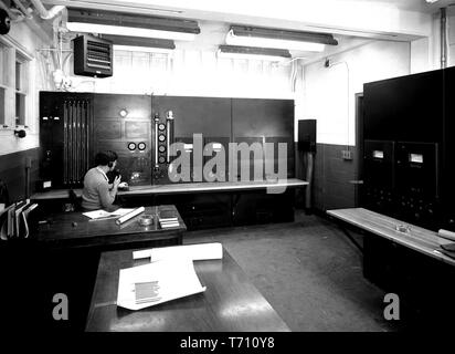 NASA-Ingenieur in der supersonic Wind Tunnel Control Room, 1945. Mit freundlicher Genehmigung der Nationalen Luft- und Raumfahrtbehörde (NASA). () Stockfoto