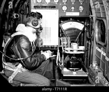 Die NASA-Techniker Aufnahme hoher Höhe Flugdaten, die in den RA-29 Lockheed Hudson Flugzeuge Aircraft Engine Research Laboratory (AERL), Cleveland, Ohio, 11. März 1944. Mit freundlicher Genehmigung der Nationalen Luft- und Raumfahrtbehörde (NASA). () Stockfoto