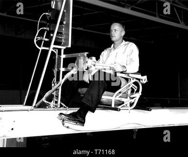 Astronaut Neil Armstrong arbeitet das Eiserne Kreuz Haltung Simulator an NACA High-Speed Flight Station, der Edwards Air Force Base, Kalifornien, 1956. Mit freundlicher Genehmigung der Nationalen Luft- und Raumfahrtbehörde (NASA). () Stockfoto