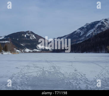 Gefrorenen See mit Bergen im Hintergrund Stockfoto