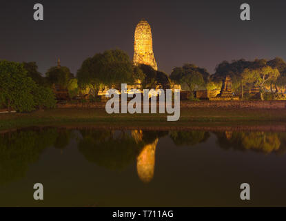 Wat Phra Ram Tempel bei Nacht in Ayuthaya Stockfoto