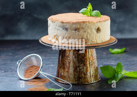 Hausgemachtes Tiramisu Kuchen auf einem Ständer. Stockfoto