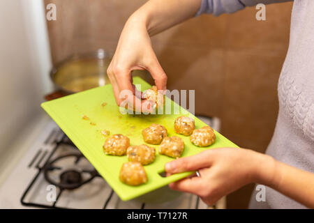 Frau kochen Türkei Fleischbällchen in Küche. Weibliche Hände bereiten Fleischbällchen Stockfoto