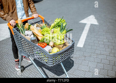 Mann reiten Warenkorb voller Frische und gesunde Produkte, im Freien, Nahaufnahme Stockfoto