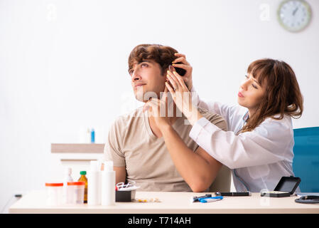 Patienten mit Hörproblem besuchen Arzt otorhinolaryngologi Stockfoto