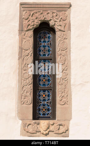 Alte, Stein Fenster mit Glasmalereien Motiv Stockfoto