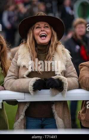 Carol Vorderman an Chepstow Racecourse meines Gonzo-Porn Ihres Pferdes Surf'Racing zu beobachten. Stockfoto