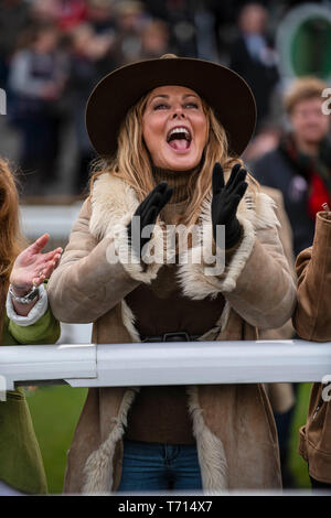 Carol Vorderman an Chepstow Racecourse meines Gonzo-Porn Ihres Pferdes Surf'Racing zu beobachten. Stockfoto