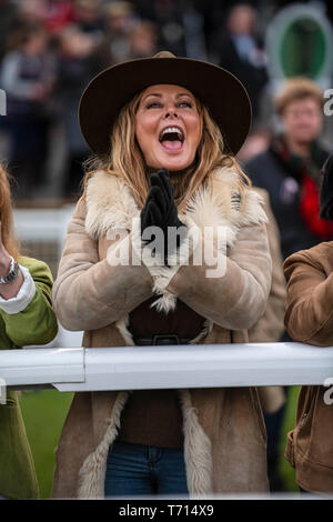 Carol Vorderman an Chepstow Racecourse meines Gonzo-Porn Ihres Pferdes Surf'Racing zu beobachten. Stockfoto