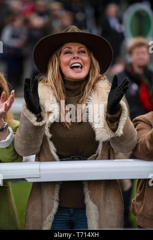 Carol Vorderman an Chepstow Racecourse meines Gonzo-Porn Ihres Pferdes Surf'Racing zu beobachten. Stockfoto