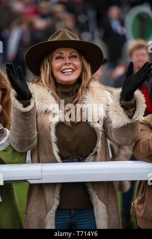 Carol Vorderman an Chepstow Racecourse meines Gonzo-Porn Ihres Pferdes Surf'Racing zu beobachten. Stockfoto