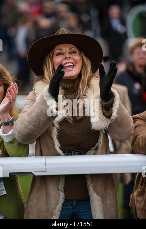 Carol Vorderman an Chepstow Racecourse meines Gonzo-Porn Ihres Pferdes Surf'Racing zu beobachten. Stockfoto