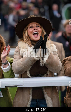 Carol Vorderman an Chepstow Racecourse meines Gonzo-Porn Ihres Pferdes Surf'Racing zu beobachten. Stockfoto