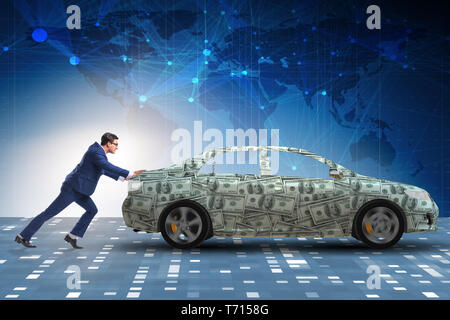 Geschäftsmann drücken Auto in Business Konzept Stockfoto