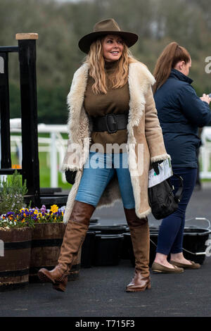 Carol Vorderman an Chepstow Racecourse meines Gonzo-Porn Ihres Pferdes Surf'Racing zu beobachten. Stockfoto