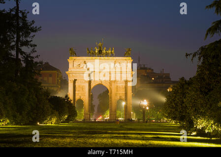 Mailand, Italien - 28 SEPTEMBER 2017: Blick auf den Triumphbogen (Porta Sempione) im September Nacht Stockfoto