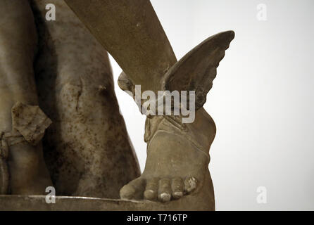 Statue von Merkur (Hermes). Detail der talaria, geflügelten Sandalen. Italica. 2 Cent. Das archäologische Museum von Sevilla. Andalusien. Spanien. Stockfoto