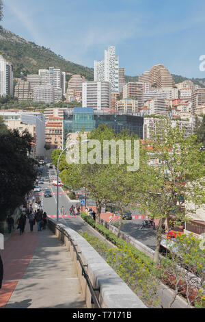 Monte Carlo, Monaco - Apr 19, 2019: Stadt Straße und die Stadt in den Bergen Stockfoto