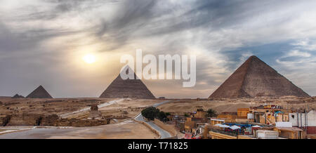 Die Pyramiden von Gizeh, Panoramaaussicht von der Stadt. Stockfoto