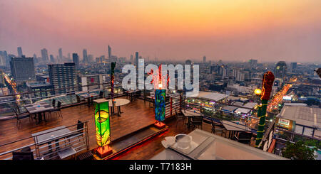 Roof Top Bar und Restaurant mit moderner Kunst, Siam Design Hotel in Bangkok, Thailand Stockfoto