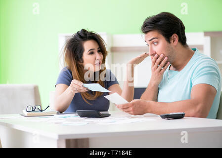 Junge Familie kämpfen mit Personal Finance Stockfoto