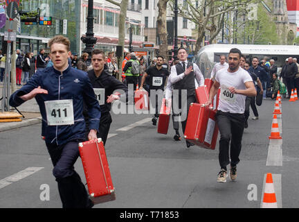 Lauf der Kellner, Köche und Pagen beim 9. Berliner Kellnerlauf am Kranzler Eck auf dem Kuhdamm in Berlin Stockfoto