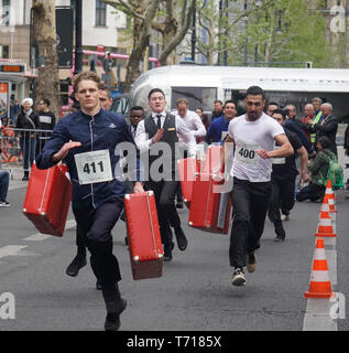 Lauf der Kellner, Köche und Pagen beim 9. Berliner Kellnerlauf am Kranzler Eck auf dem Kuhdamm in Berlin Stockfoto