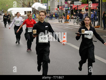 Lauf der Kellner, Köche und Pagen beim 9. Berliner Kellnerlauf am Kranzler Eck auf dem Kuhdamm in Berlin Stockfoto