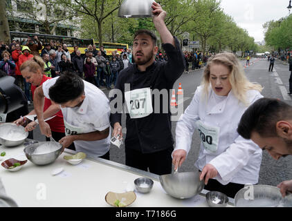 Lauf der Kellner, Köche und Pagen beim 9. Berliner Kellnerlauf am Kranzler Eck auf dem Kuhdamm in Berlin Stockfoto