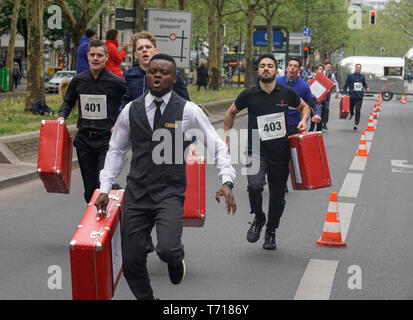 Lauf der Kellner, Köche und Pagen beim 9. Berliner Kellnerlauf am Kranzler Eck auf dem Kuhdamm in Berlin Stockfoto