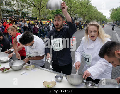 Lauf der Kellner, Köche und Pagen beim 9. Berliner Kellnerlauf am Kranzler Eck auf dem Kuhdamm in Berlin Stockfoto