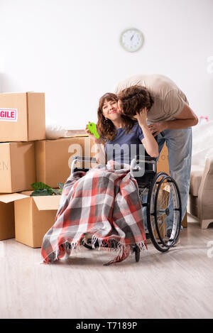 Mann mit behinderten Frau Umzug in neue Wohnung Stockfoto
