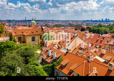 Die Altstadt von Prag. Der Tschechischen Republik Moldau mit Charles Bridge auf die Skyline. Prag panorama Querformat mit roten Dächern. Prag Blick von Stockfoto