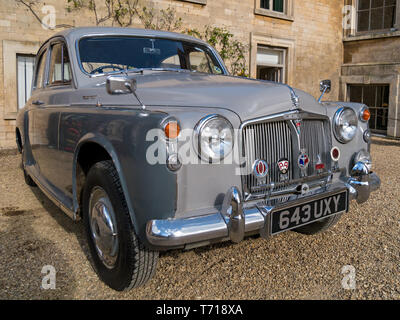 Rover P4 100 Classic Oldtimer mit glänzendem Chrom Stoßfänger und Kühlermaske mit Club Abzeichen, England, Großbritannien Stockfoto