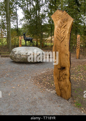 Skulptur von Red Deer Stag und Eiche Säule mit Plaketten der Erinnerung in Bradgate Park Memorial Holz, Leicestershire, England, Großbritannien Stockfoto