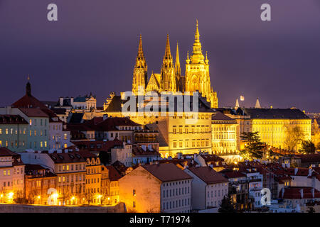 Prager Burg und Kleinseite Panorama bei Nacht. Blick vom Hügel Petřín. Prag, Tschechische Republik. Blick auf die Prager Burg aus dem Kloster Strahov bei Nacht. Stockfoto