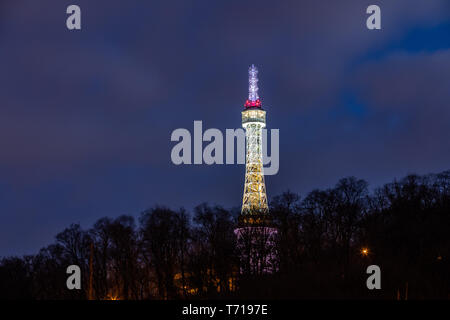 Petrin Aussichtsturm in Prag in der Nacht. Prag Aussichtsturm auf Petrin Hügel mit der Nacht beleuchtung. Stockfoto