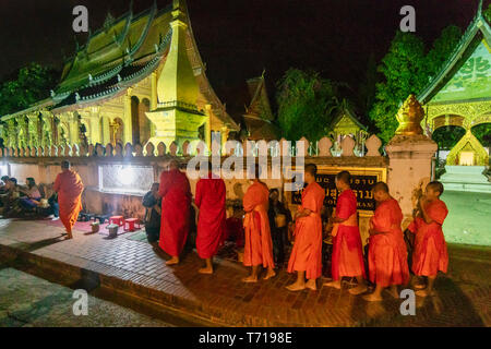 Morgen mit Mönchen, Luang Prabang, Laos Stockfoto