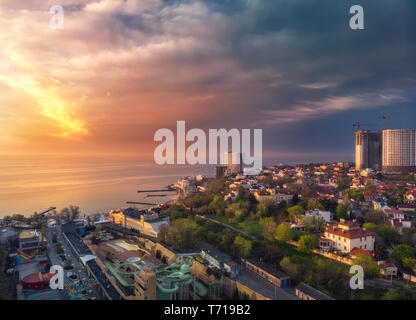 Dämmerung in der Stadt in der Nähe des Meeres. Odessa, Arcadia. Stockfoto