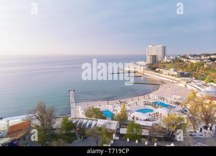 Dämmerung in der Stadt in der Nähe des Meeres. Odessa, Arcadia. Stockfoto